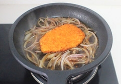 日式香酥鸡排饭,下炸好的鸡排同煮，待酱汁浓稠即可关火。