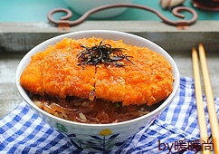 日式香酥鸡排饭,煮好的米饭装盘，浇上洋葱丝和酱汁，码上切件的鸡排，再点缀点海苔丝和芝麻即可食用。