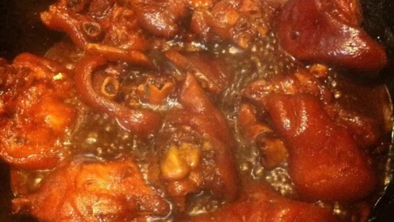 红烧猪蹄,如图加入适量盐翻炒均匀（注意生抽，老抽都有咸味），大火收汤