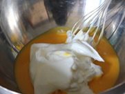 法式薄饼黄金蛋糕 ,和混合戚风的手法一样，先取1/3蛋白混合到蛋黄糊里，再全部加入蛋白翻拌均匀
