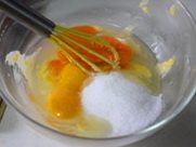 法式薄饼黄金蛋糕 ,接下来做法式薄饼：鸡蛋和糖混合打散