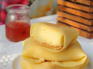 法式薄饼黄金蛋糕 ,蛋糕刷一层朗姆糖浆或果酱，包在薄饼里，切开，好了