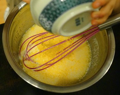 酥顶蓝莓马芬,黄油隔热水融化后，加入淡奶油、鸡蛋，搅拌均匀，加入柠檬皮屑