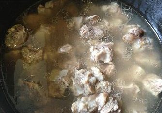 咖喱土豆牛腩饭,捞浮末，放入葱姜和干山楂，转小火炖１－１.５个小时,再将葱姜山楂捞出；