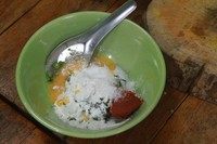 泰式鱼饼,剁碎的鱼肉中继续加入鸡蛋液、面粉、红咖喱酱、盐、糖。