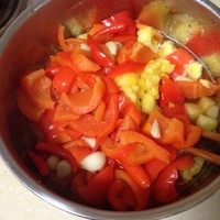 泰式甜辣酱汁,将煮好的红辣椒、大蒜和菠萝一起加入料理机，加入40g煮辣椒的水，搅拌成均匀细腻的混合物。