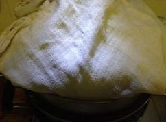 荷叶饼儿,如此往复，一张张叠起来蒸，利用擀每一张饼的时间，让上一张饼充分与热气接触，这样蒸出来的饼才会每一张都润润的，锅盖最好用纱布包上，可以有效防止水汽滴落在饼子上
