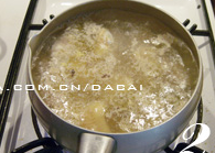 干锅麻辣鸡翅,将宰好的鸡翅中放入沸水中煮变色，去除血沫，捞出沥干待用。