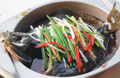 清蒸多宝鱼,将热油浇在鱼上的葱姜丝上即可开吃。