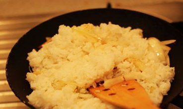 酱油海带丝炒饭,放入弄散的米饭