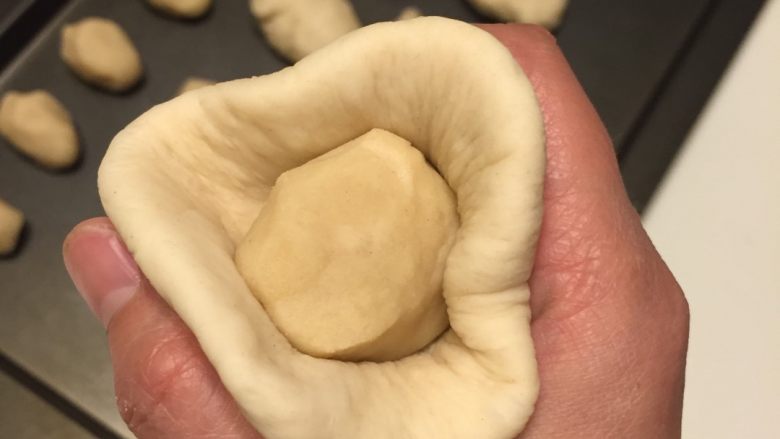 自制烧饼（烤箱版）,取一酵母面团擀成圆型，包上油酥面团