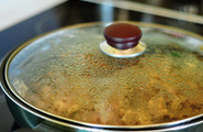 干锅蒜薹孜然羊肉,盖上锅盖中小火焖煮大约30分钟（无需额外加水了，因为有生抽，而且羊肉清洗过之后下锅本身也会出一些水分）或者直到您喜欢的软度