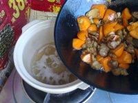 胡萝卜炖羊肉,将胡萝卜均匀裹上油后，这时候香菇水也煮开了，将炒好的半成品菜倒入砂锅内。