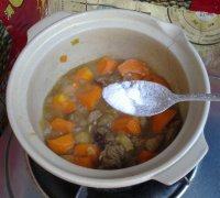 胡萝卜炖羊肉,当汤汁炖到还剩一半时，放入盐提味。