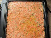 胡萝卜蛋卷,把拌好的面糊倒入电饼铛，用小铲子均匀的抹平。