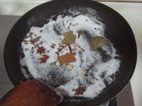 山楂炖蹄髈,将适量盐倒入锅中，加入桂皮、八角、香叶、花椒等大料翻炒，直至盐微微发黄；