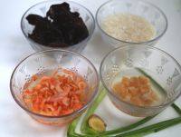 干贝海鲜粥,备好食品材料：大米、葱和姜，还有提前泡好木耳、干贝和虾米。