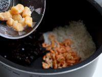 干贝海鲜粥,将大米、木耳、干贝和虾米清洗干净入电压力锅。