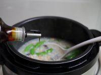 干贝海鲜粥,加点盐和香油调味。