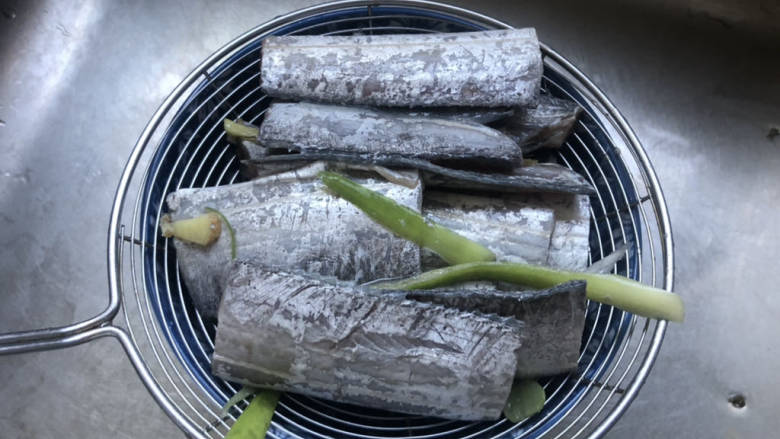 雪菜蒸带鱼,腌制的过程会出水，腌制好了再控一下水分，放的葱姜不要。