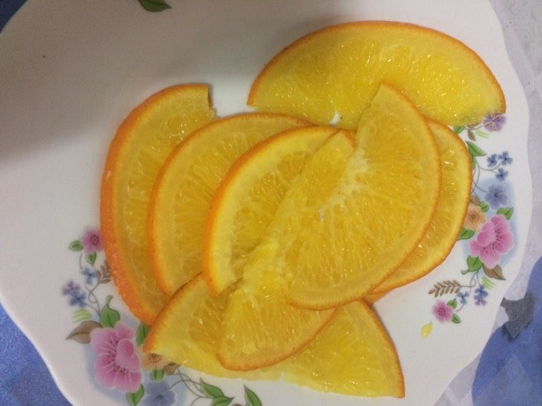 香橙冻芝士,橙子挑一个圆一点的洗净切片，挑中间的部位放入糖水中煮一两分钟，橙皮和果肉中间白色的部分变透明了就关火捞出备用，一定要看着，别煮过了