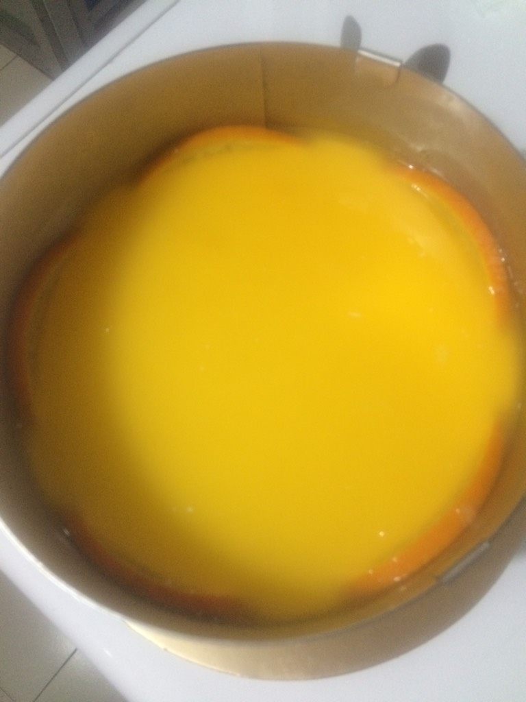 香橙冻芝士,芝士层快冷藏好的时候开始做镜面，将另一个橙子榨汁，我用了一个大橙子，汁完全够。用一点点水（大概三十毫升左右）和泡软的吉利丁片用微波炉叮一下，搅匀倒入橙汁中再搅匀，最后倒入蛋糕的最上面，继续放入冰箱冷藏两小时以上。这个步骤不用担心加了水的橙汁液味道不够浓，事实证明不影响味道，怕酸的可以在橙汁中放点糖粉。不加热橙汁是怕橙汁中的营养成分流失太多