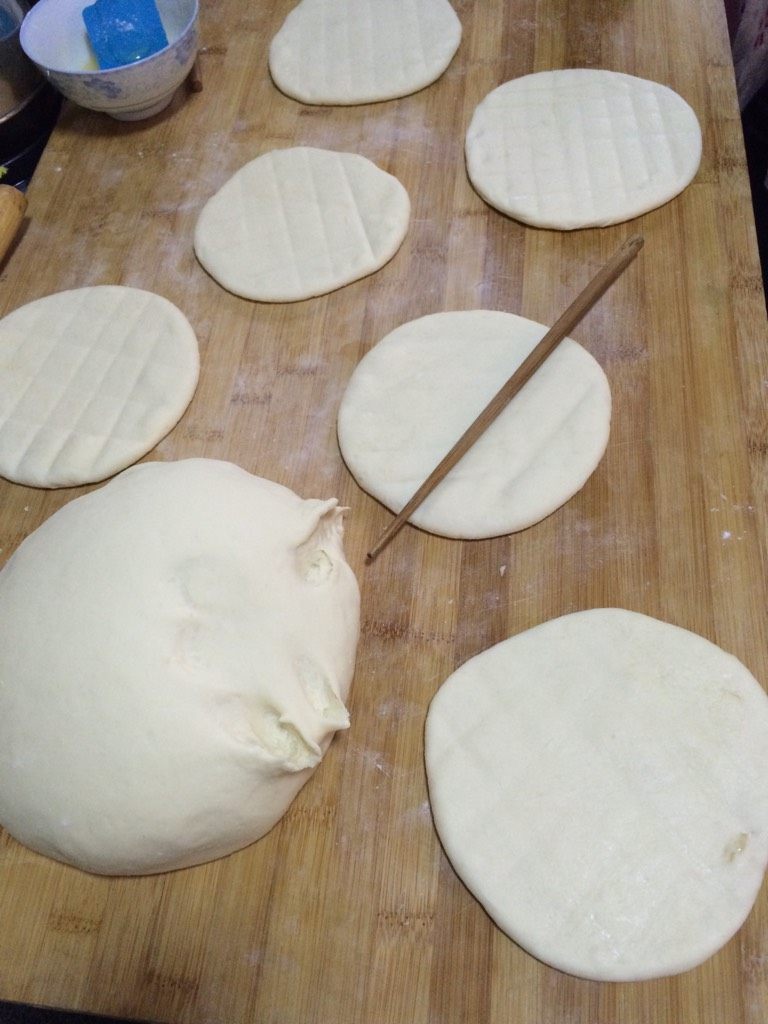 烧饼,如图拿筷子压好纹路放一会（室内温度高的情况下就是第二次发酵）