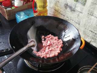 ≈豌豆火腿粒≈,锅内热油，放入火腿炒出香味，倒入豌豆