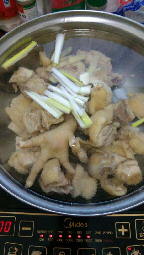 菌菇鸡汤,汤锅注水，加鸡块，姜片，葱段，烧开后加少许料酒，转入炖锅