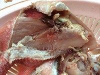 甜炖鲷鱼,可以看到淤血马上凝固了，迅速将血块、没刮干净的鱼鳞等处理干净。
