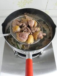 栗子烧鸡腿,锅里放凉水，放入一棵小葱，再放入剁好的鸡块，大火烧开后再煮2分钟撇净浮沫后将鸡块捞出待用。