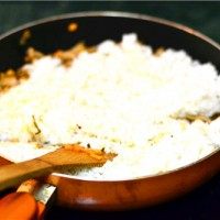 泡菜炒饭,再加入熟米饭，充分翻炒至米饭无结块，撒入少许鸡精调料，炒匀