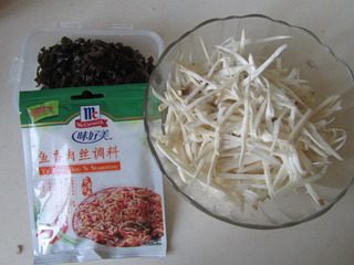 鱼香杏鲍菇,准备好原材料： 杏鲍菇手撕成丝，泡好的黑木耳切成丝，鱼香肉丝调料；