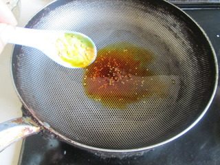 鱼香杏鲍菇,烧热锅， 按1:1的比例放入适量的色拉油和红辣椒油混合；