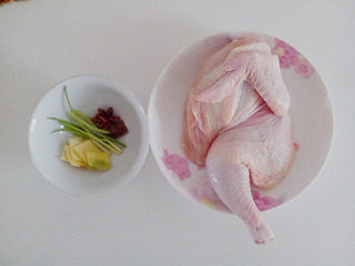 豉油鸡,葱切段，姜切片；桂皮八角和鸡洗净备用。