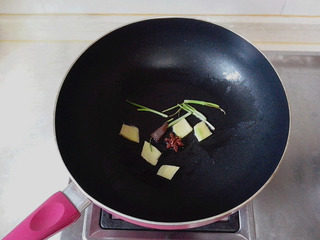 豉油鸡,锅里放入2汤匙的油，加入桂皮、八角、葱段和姜片煸香。