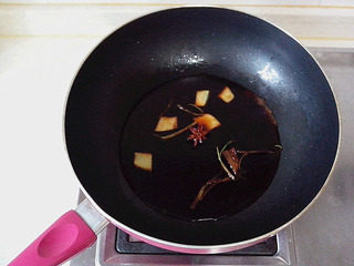 豉油鸡,然后加入调好的酱汁烧开后小火慢煮10分钟。
