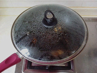 豉油鸡,在慢煮的时候盖上锅盖。