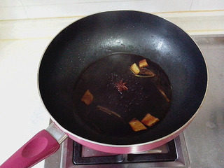 豉油鸡,此时酱汁煮过10分钟后就可以闻到很香的香料味了。