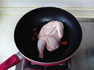 豉油鸡,开中火后放入鸡，待烧开后转小火盖上锅盖慢煮20分钟。