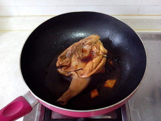 豉油鸡,每煮5分钟把鸡翻过另一边继续盖上盖子慢煮。