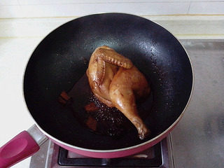 豉油鸡,这时酱汁就会慢慢变得浓稠，而鸡肉就会越煮越入味了。