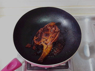 豉油鸡,煮了20分钟后酱汁就已经烧干了一半，这时候可以开中火把其余的酱汁稍微收干即可出锅；然后切成块状趁热食用。