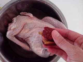 手撕盐焗鸡,红枣、<a style='color:red;display:inline-block;' href='/shicai/ 2800'>生姜</a>3片放入鸡的肚子里，放入保鲜袋里入冰箱冷藏腌制2小时或一个晚上。