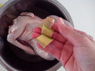 手撕盐焗鸡,腌好的鸡在煮的时候提前30分钟从冰箱里取出室温。