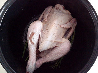手撕盐焗鸡,然后把鸡放入饭锅里。
