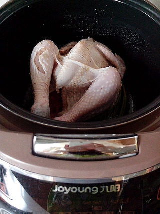 手撕盐焗鸡,把饭锅放入电饭煲里开电源。选择粥/汤的程序，然后开始煮1个小时。