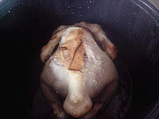 手撕盐焗鸡,如果用的电饭煲时没有这个功能的话可以直接按煮饭的键，在煮好后按键弹上来了继续将按键重复压下煮饭功能，这样鸡的表面就会有点焦焦的。在煮30分钟后可以轻轻的将鸡翻转或左右侧面翻转这样两面都可以有焦焦的鸡皮了。