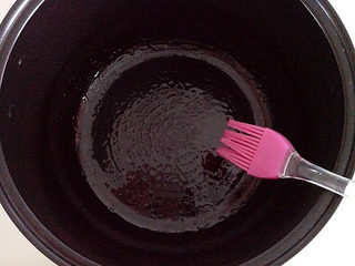 手撕盐焗鸡,饭锅底抹上少许的油。