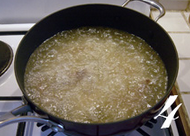 金蒜生炒排骨,锅中放入足够多的油，烧至6成热时（放入一根筷子，会有泡）放入排骨炸成金黄色。要注意火候，炸时间太长排骨会变干。